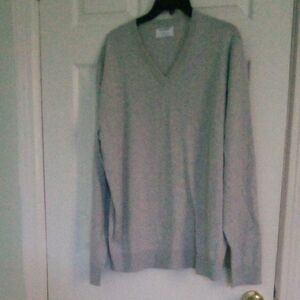 Men's Light Gray V-Neck Sweater. Old Navy. Size Large